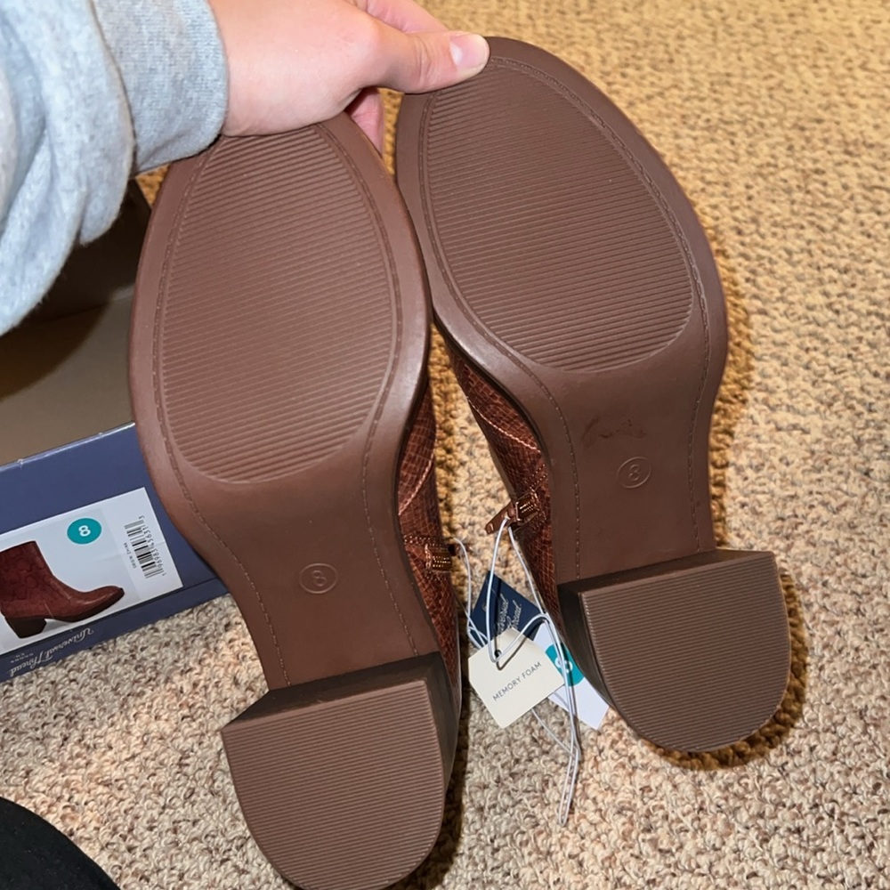 Boots - Picture 5 of 6